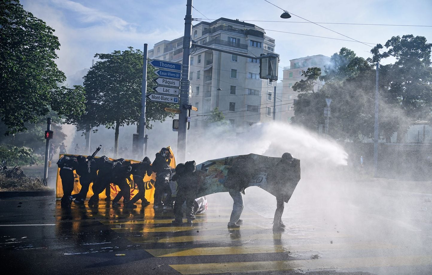 Múltiples enfrentamientos entre manifestantes y policías en Ginebra Múltiples enfrentamientos entre manifestantes y policías en Ginebra